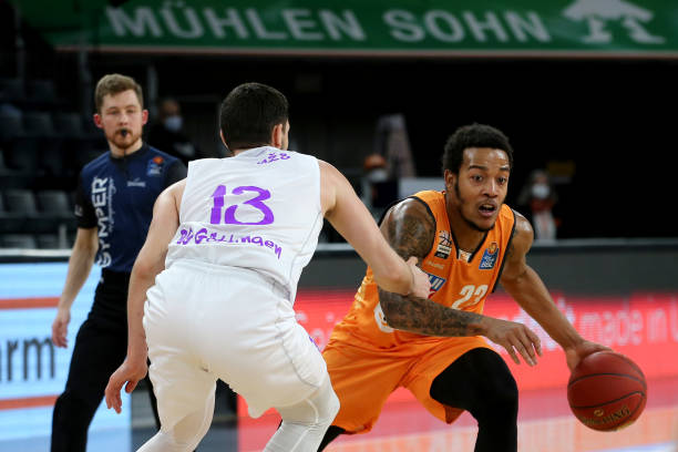 多米尼克 多米尼克