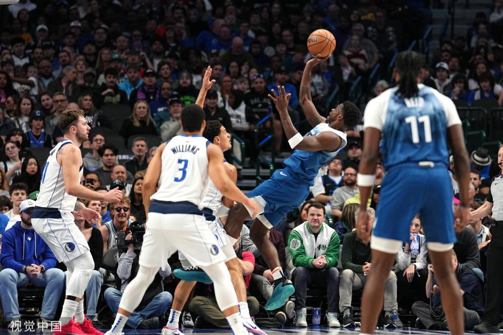 他在接受媒 他在接受媒